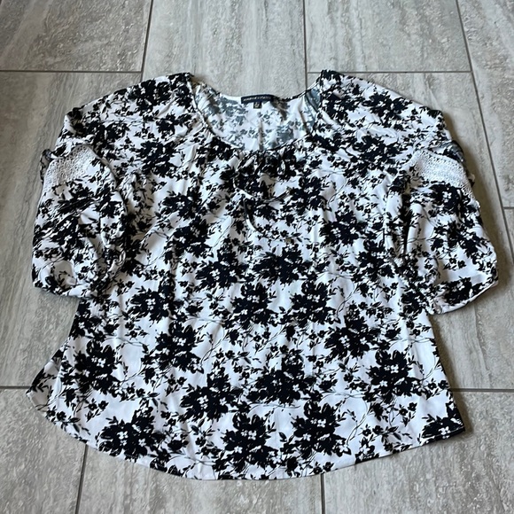 Adrienne Vittdini,L,white in floral design,wide neck,sheered3/4sleeves,for women - Picture 1 of 6